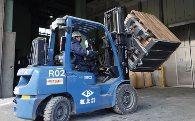 パレット方式による輸送によって高負荷な作業方法の見直しを実現